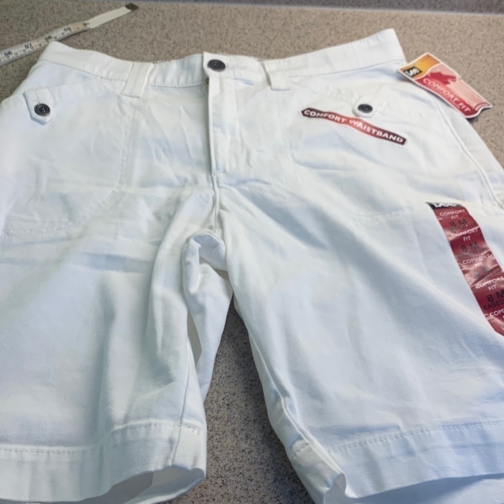 Lee comfort fit off white shorts 9.5” inseam 15.75” waist across size 8